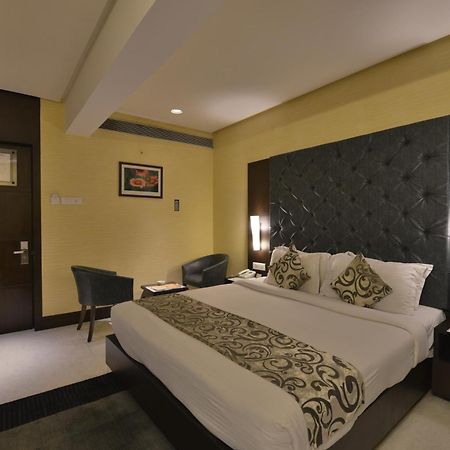 The Golden Oak Hotel Rāipur Екстериор снимка