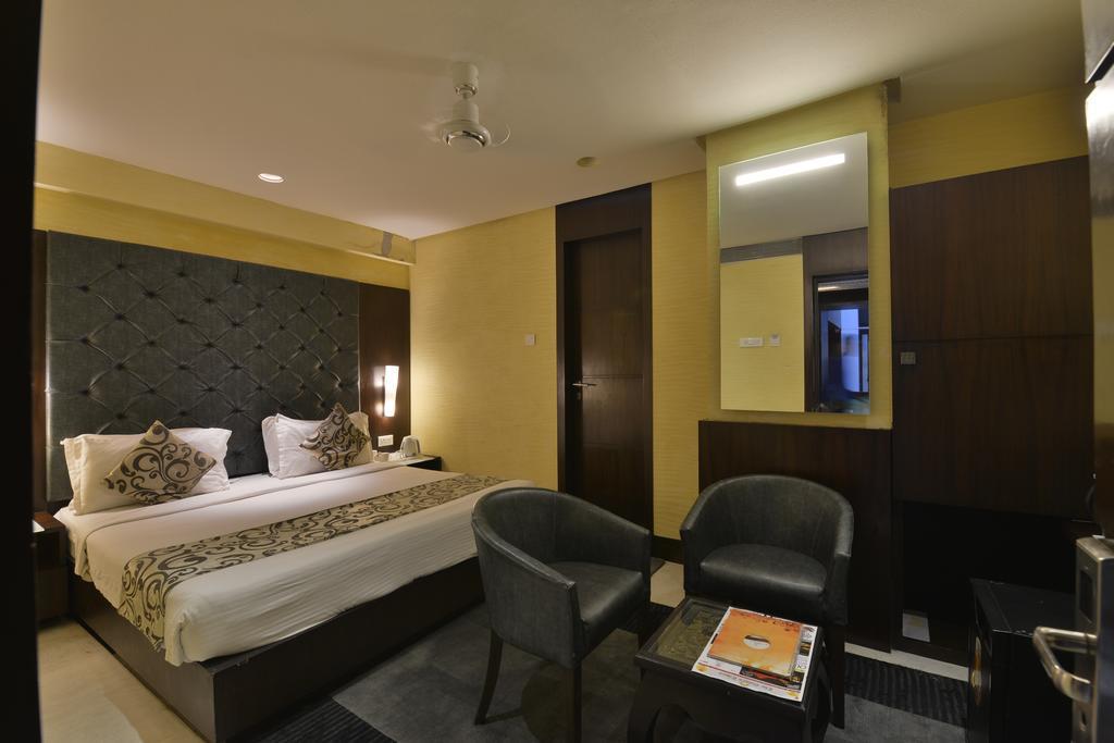 The Golden Oak Hotel Rāipur Екстериор снимка