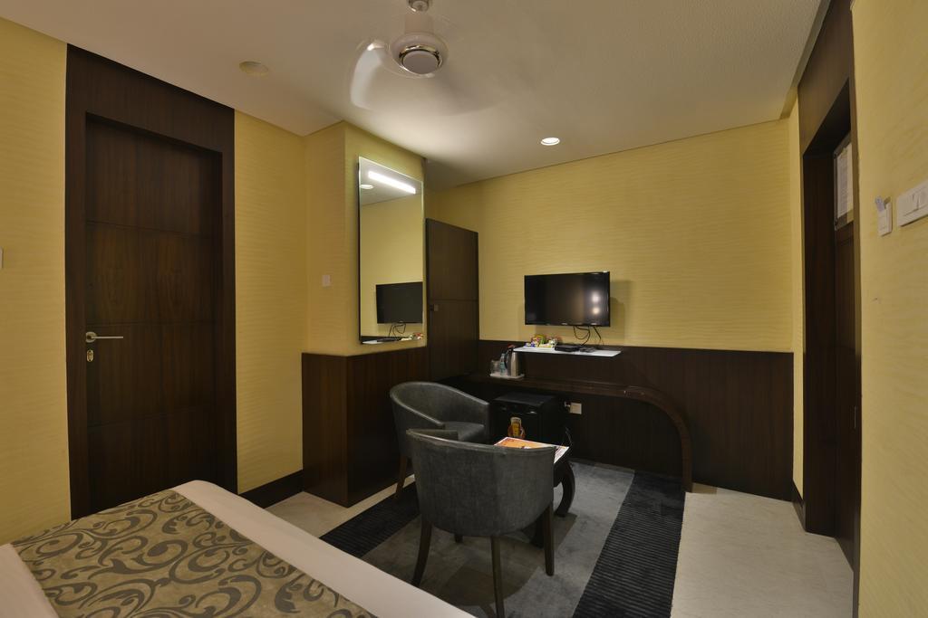 The Golden Oak Hotel Rāipur Екстериор снимка