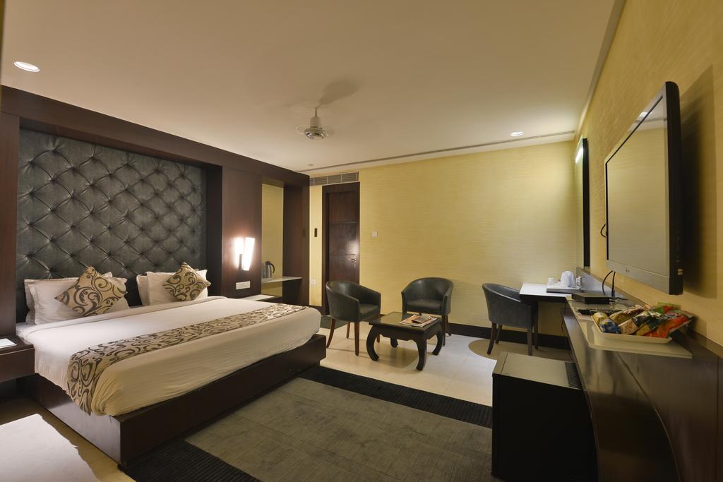 The Golden Oak Hotel Rāipur Екстериор снимка