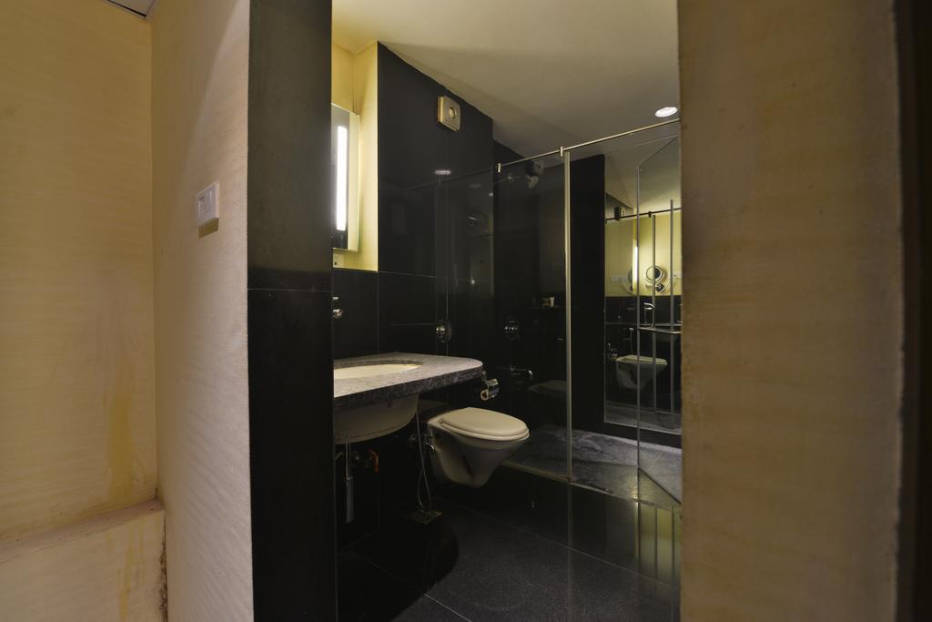 The Golden Oak Hotel Rāipur Екстериор снимка