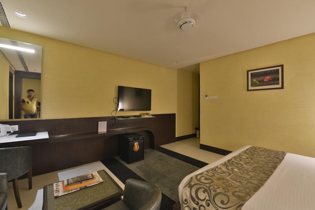 The Golden Oak Hotel Rāipur Екстериор снимка
