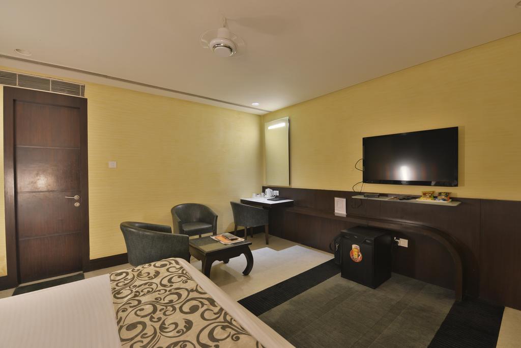 The Golden Oak Hotel Rāipur Екстериор снимка