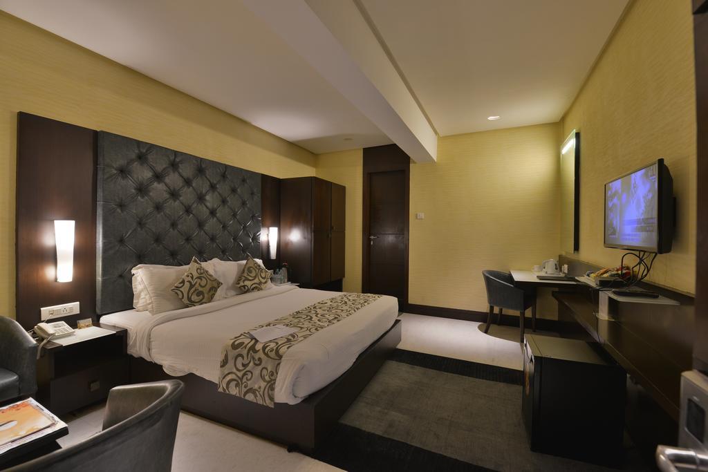 The Golden Oak Hotel Rāipur Екстериор снимка