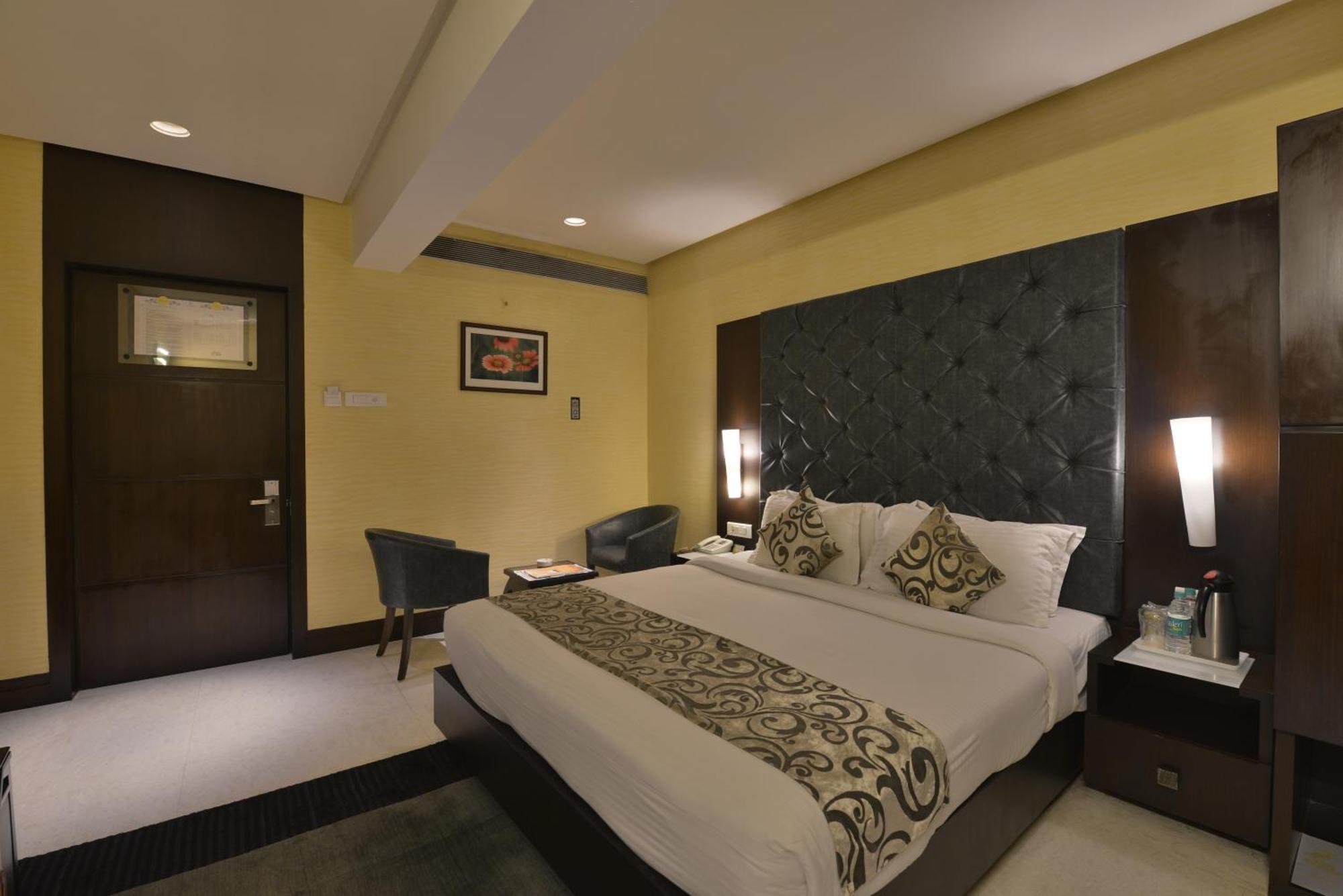 The Golden Oak Hotel Rāipur Екстериор снимка