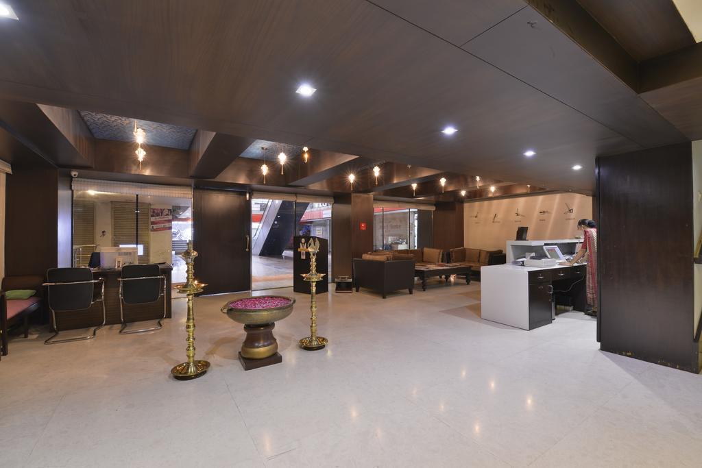 The Golden Oak Hotel Rāipur Екстериор снимка