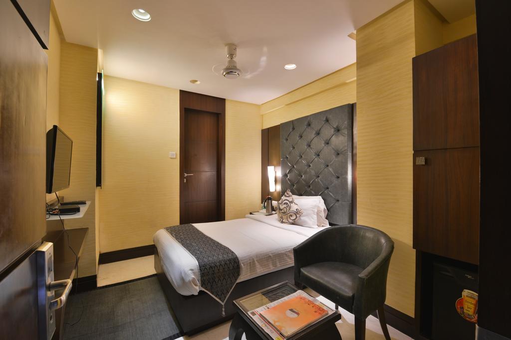 The Golden Oak Hotel Rāipur Екстериор снимка
