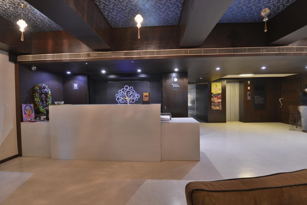 The Golden Oak Hotel Rāipur Екстериор снимка