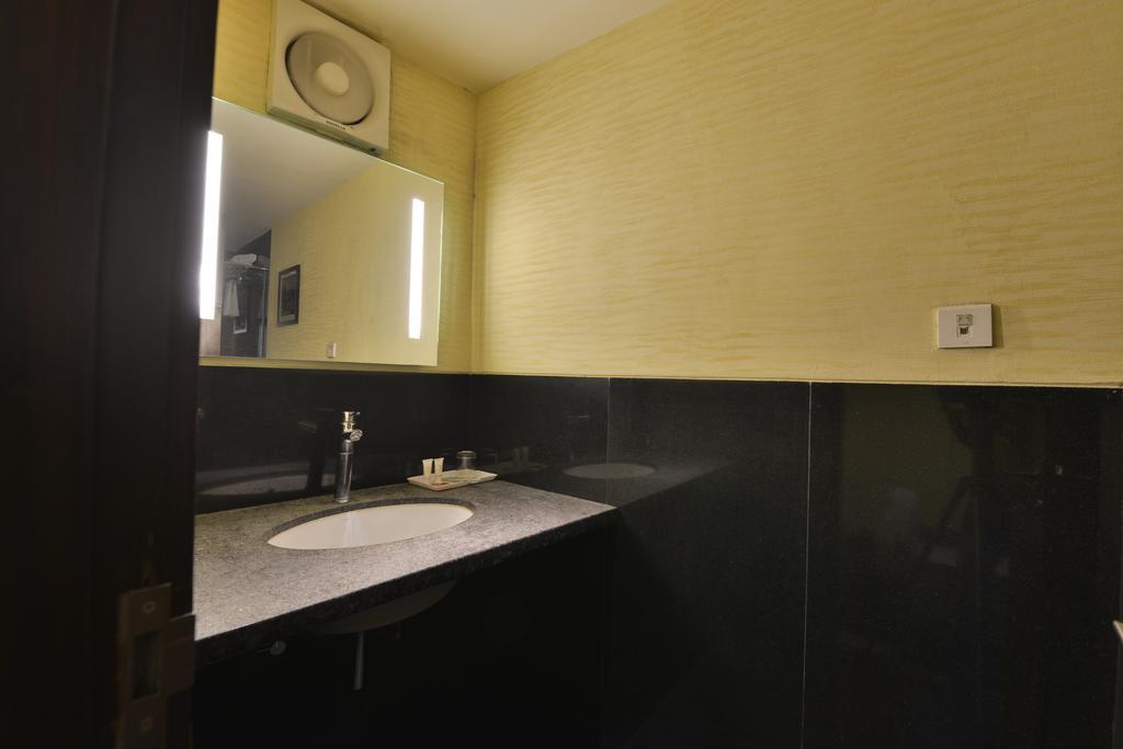 The Golden Oak Hotel Rāipur Екстериор снимка