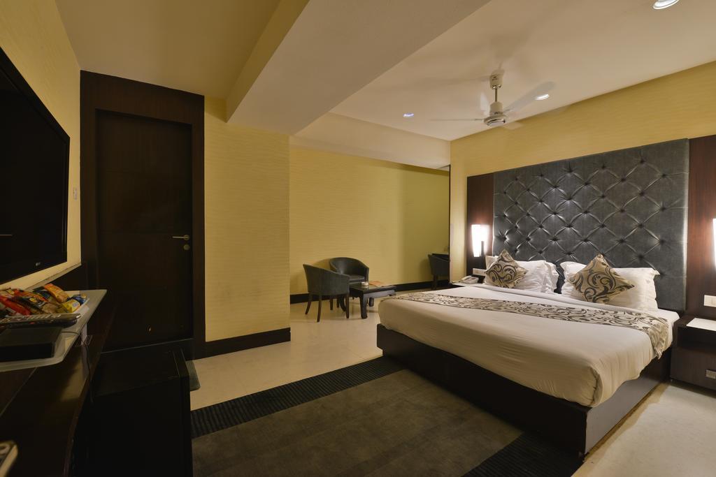 The Golden Oak Hotel Rāipur Стая снимка