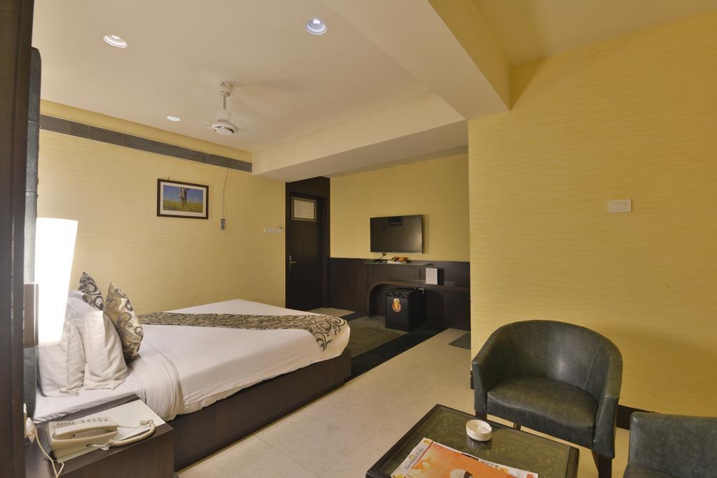 The Golden Oak Hotel Rāipur Екстериор снимка