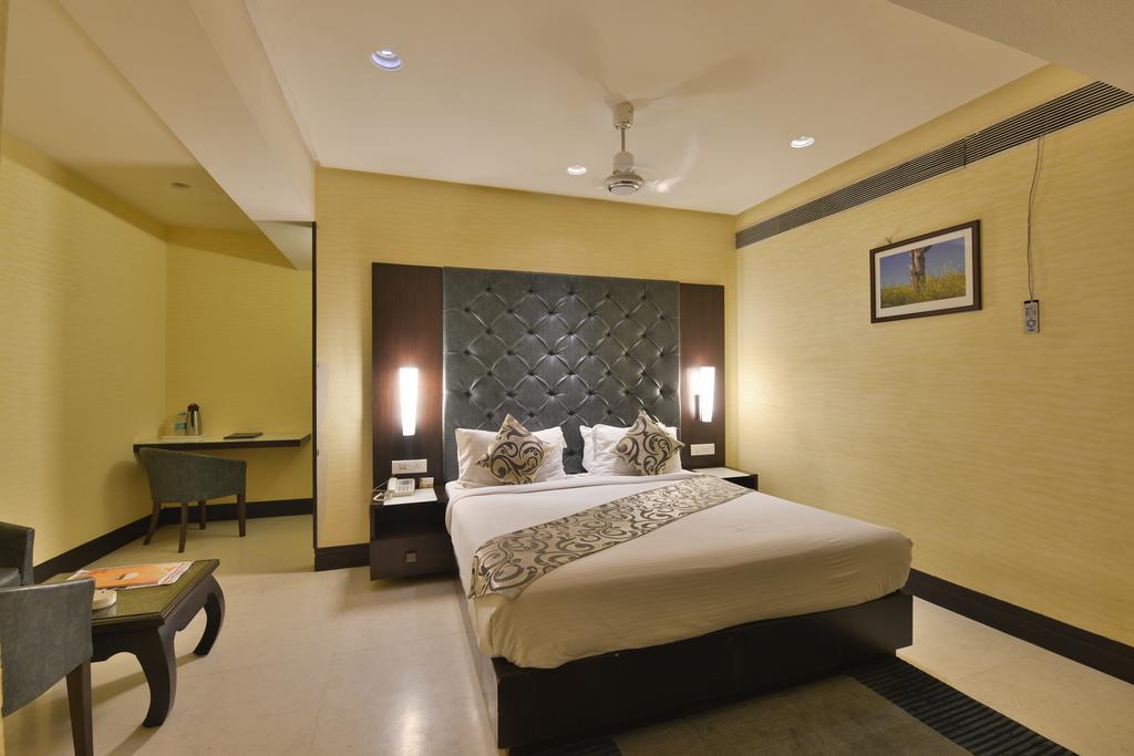 The Golden Oak Hotel Rāipur Екстериор снимка